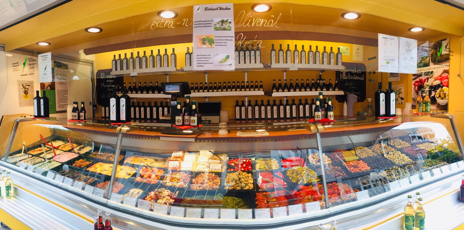 Das Bild zeigt eine Ladentheke gefüllt mit Antipasti.