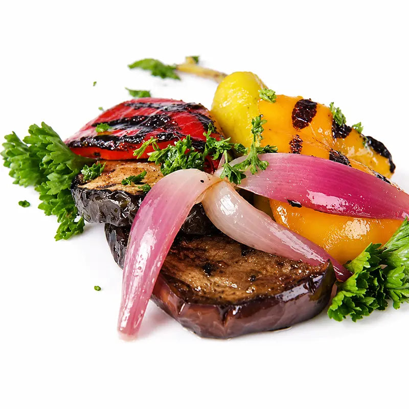 Gegrillter Antipastimix von Antipasti-Versand mit Aubergine, roter und gelber Paprika sowie roten Zwiebeln