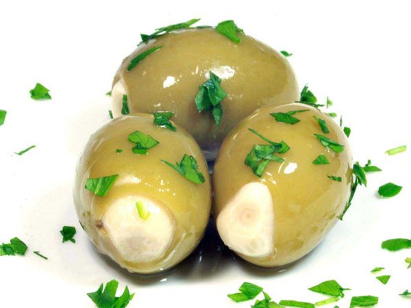 Groene olijven gevuld met knoflook