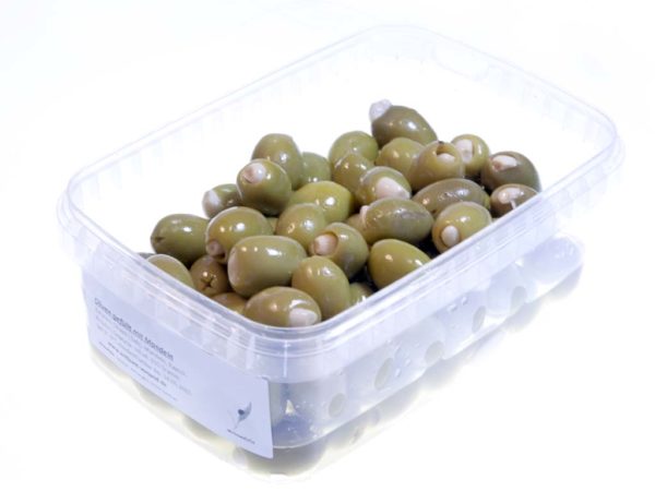 Groene olijven gevuld met knoflook
