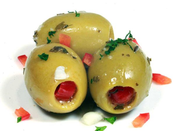 Groene olijven gevuld met paprika
