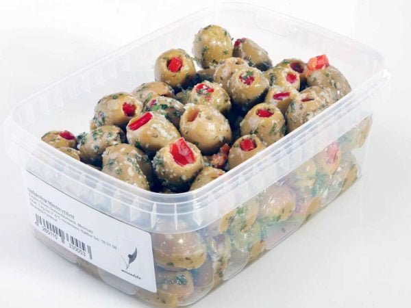 Groene olijven gevuld met paprika