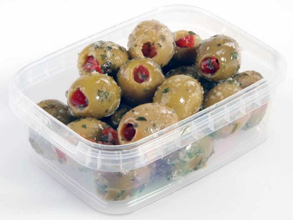 Groene olijven gevuld met paprika