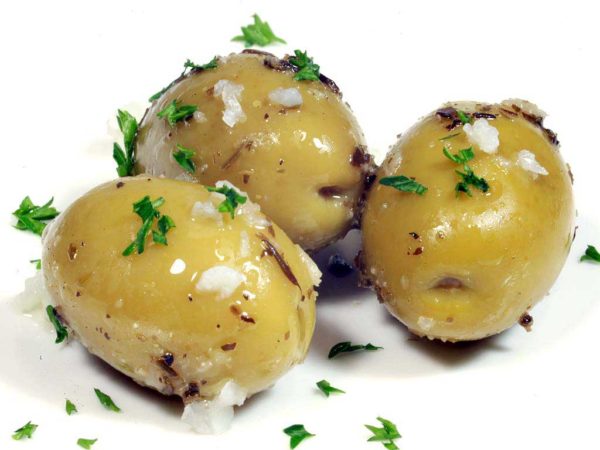 Groene olijven met knoflook en kruiden