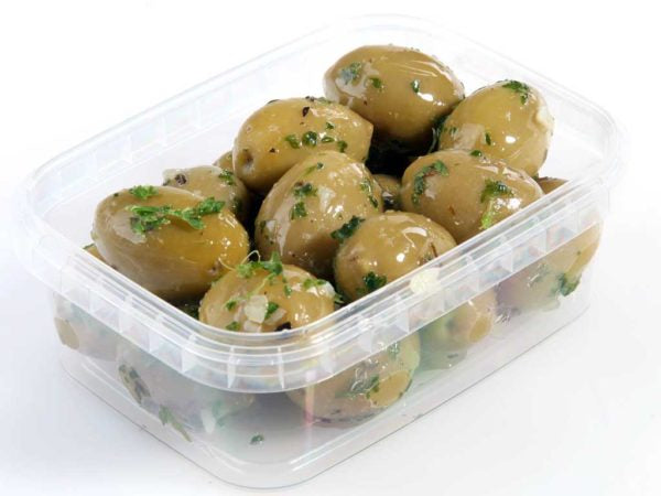Groene olijven met knoflook en kruiden