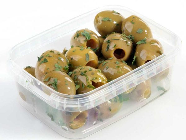 Grüne entkernte Olive mit Kräutern