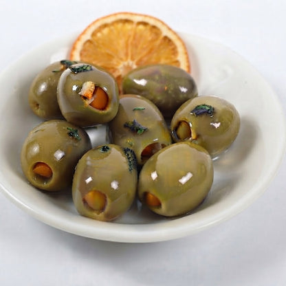 Grüne Olive mit Orange gefüllt
