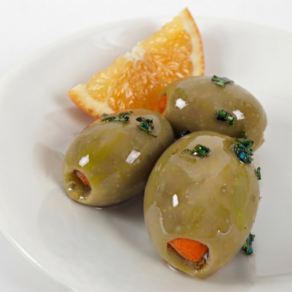 Grüne Olive mit Orange gefüllt