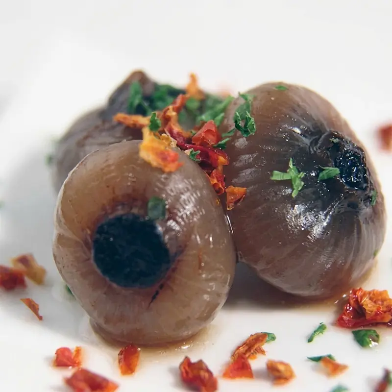 Balsamico-Zwiebeln serviert mit Petersilie und Chiliflocken