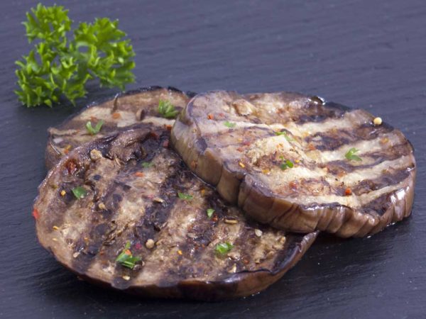 Frisch gegrillte Auberginen nach süditalienischer Art