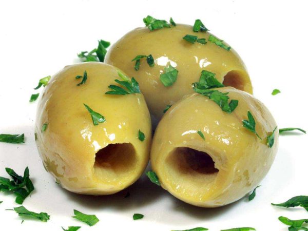 Grüne entkernte Olive mit Kräutern