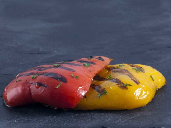 Gegrillte rote und gelbe Paprika