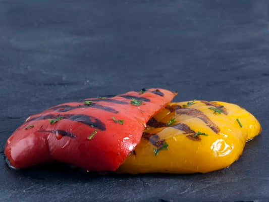 Gegrillte rote und gelbe Paprika